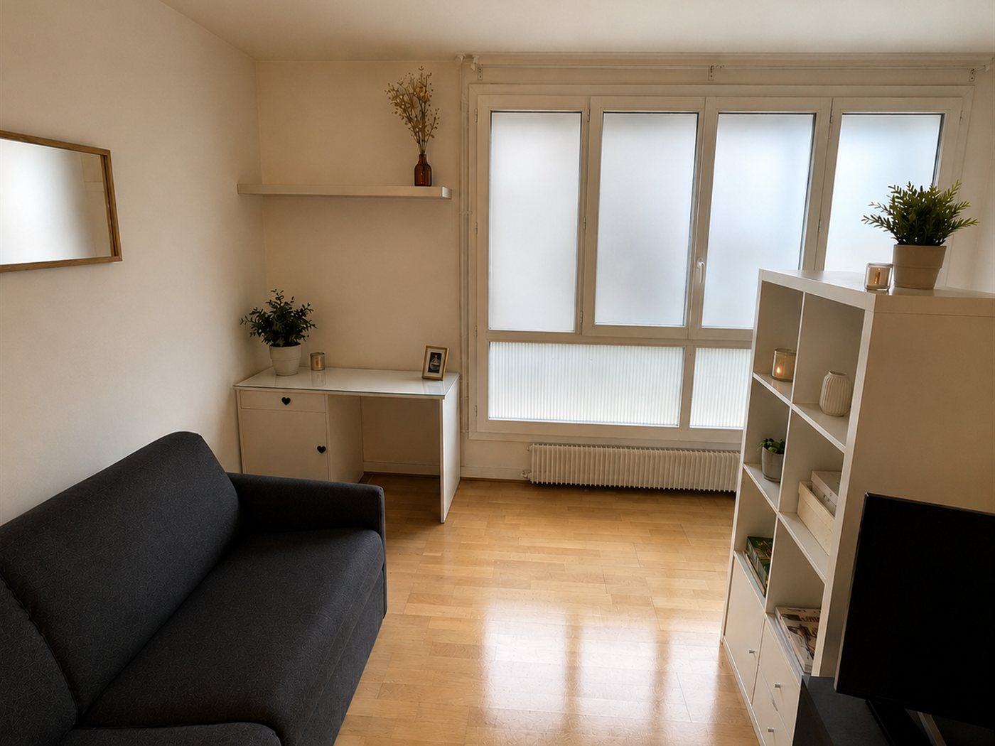 Le même salon après intervention : sol et mobilier dégagés, pièce nettoyée, meublée et de nouveau habitable.