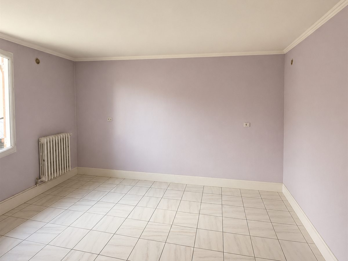 La même chambre après intervention : entièrement vidée, carrelage et murs nettoyés.